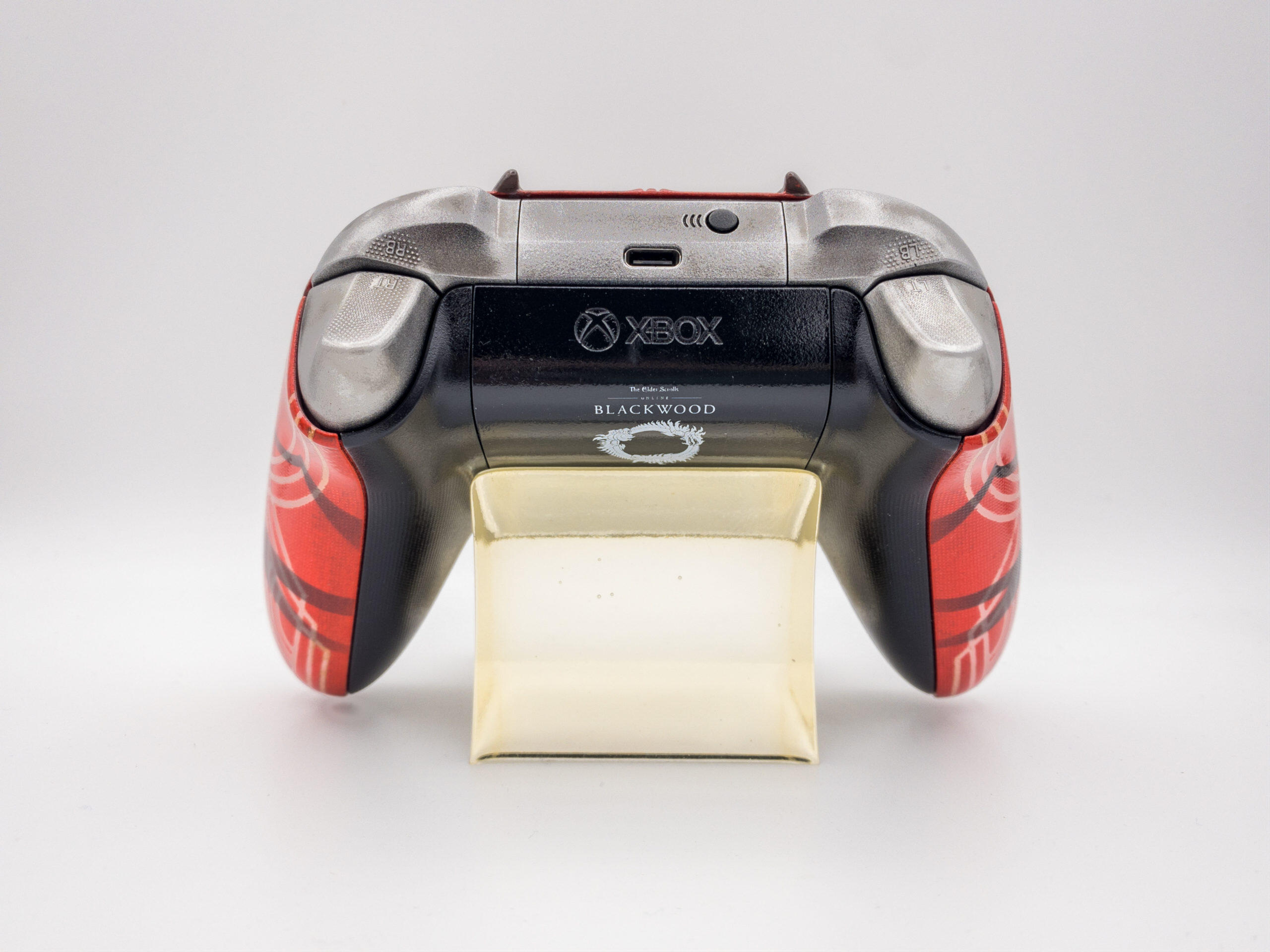 APC 0200 hdr scaled https://staging.mkaugaming.com/bethesda-xbox-party-up-with-we-are-robots-to-create-legendary-themed-controllers-for-the-elder-scrolls-online-blackwood/